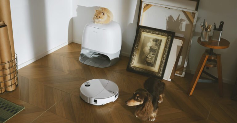 Roborock’s Curv 2 Pro can drop its mop pads to keep your carpets dry