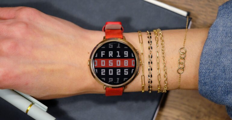 Pebble’s round smartwatch is getting a reboot