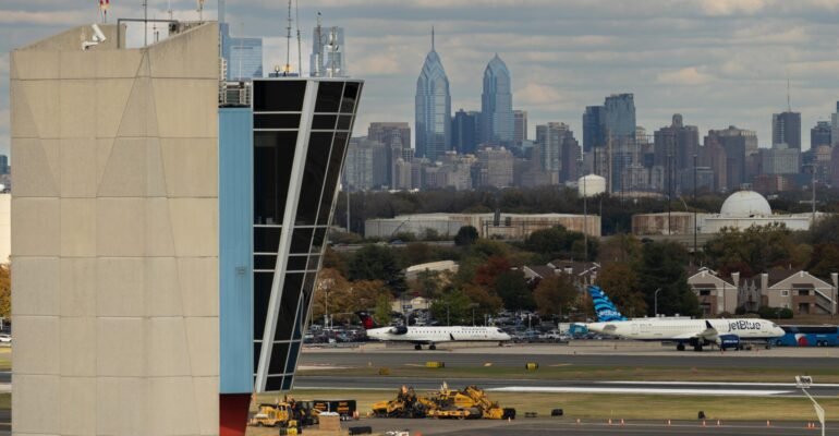 A cut cable disrupted hundreds of flights across the US